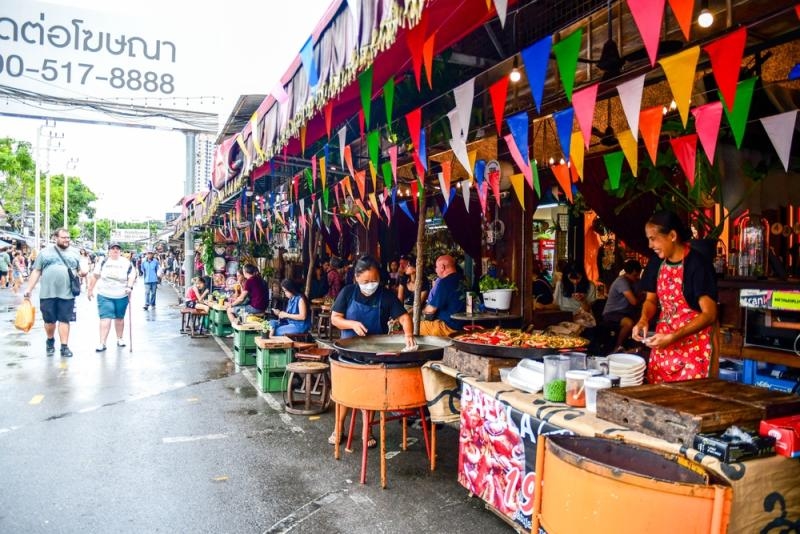 People shopping, touring the Chatuchak weekend market.