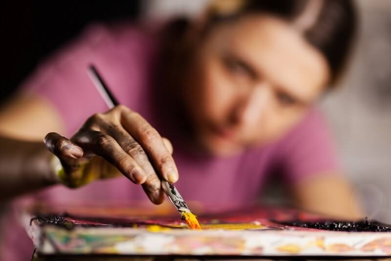 woman artist painting 