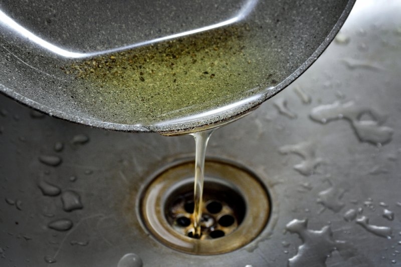 old oil poured into the kitchen waste from the pan, clogging the waste in the sink.