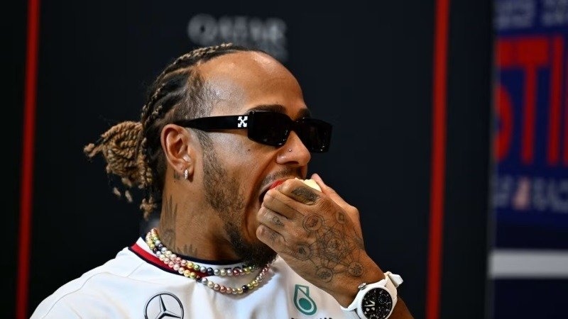 F1 driver eating nutritious fruit