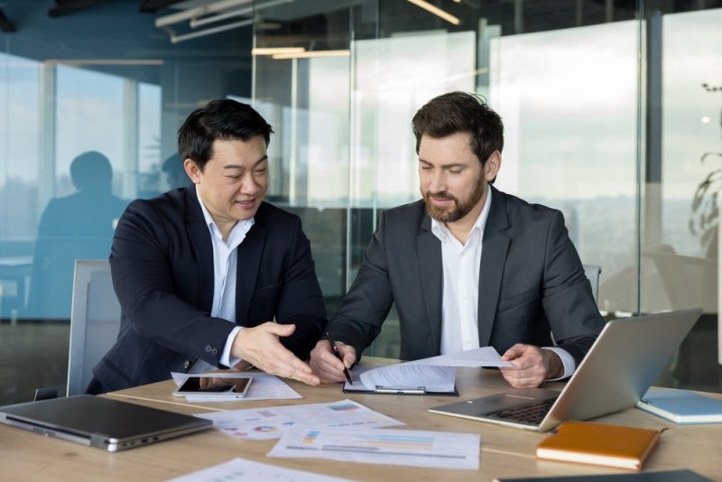Independent contractor working with a business team