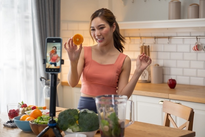 influencer making video