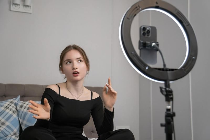 Young Nano influencer vlogging in her room 