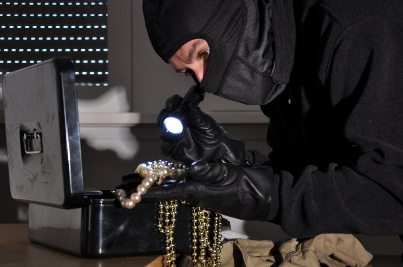 Stolen Jewelry Cases: Laws And Tips On How to Prevent Them 