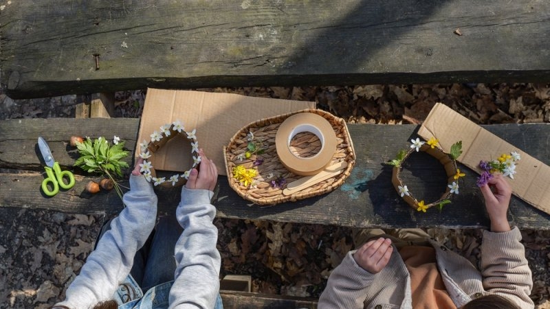 kids making flower crowns