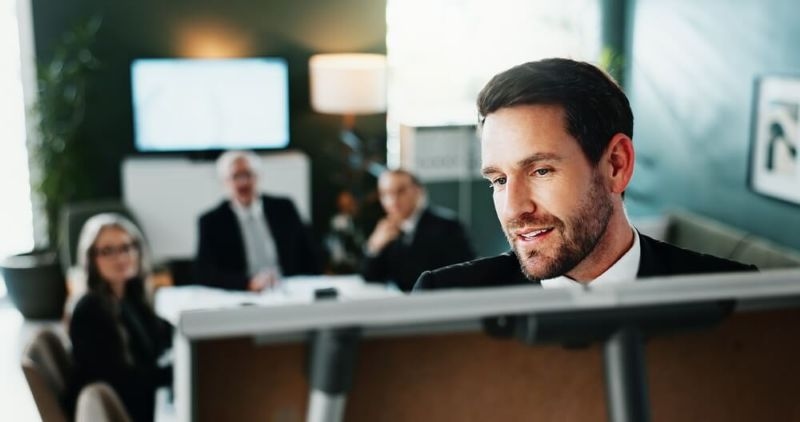 man pitching the investors 