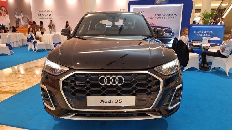 Front view of a black Audi Q5 displayed at an indoor automotive event.