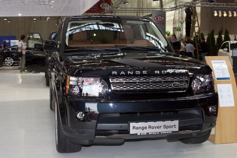Black Range Rover Sport in an autoshow