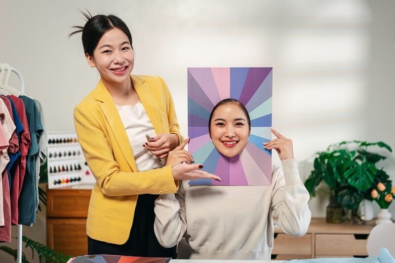 woman selecting colors according to face