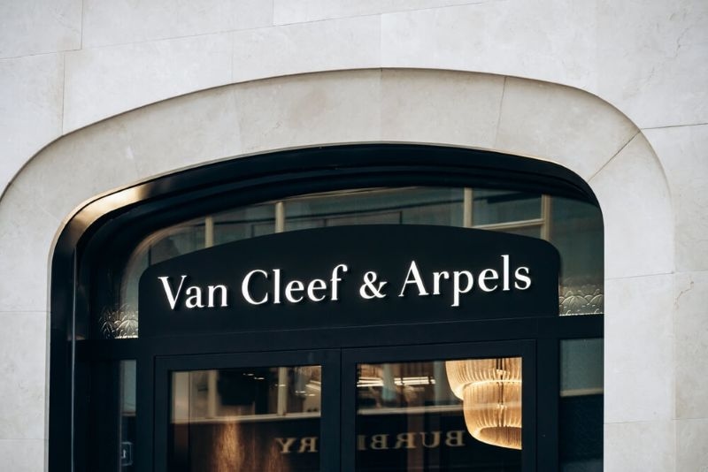 Van Cleef Arpels sign in the center of Vienna