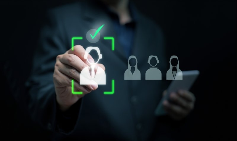 Human resources manager using virtual interface for candidate selection