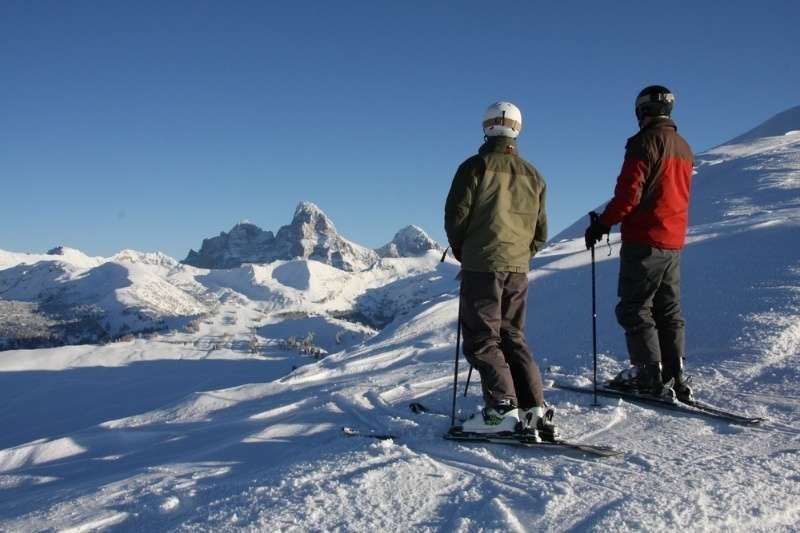 Two people doing ice skcating.