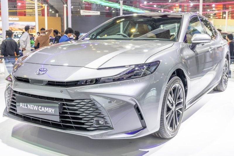 Toyota Camry Hybrid vs. Gas
